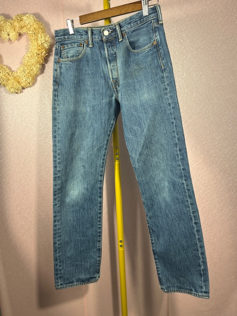 Classic Levi’s Straight-Leg Men's Jeans in Medium Blue Wash
